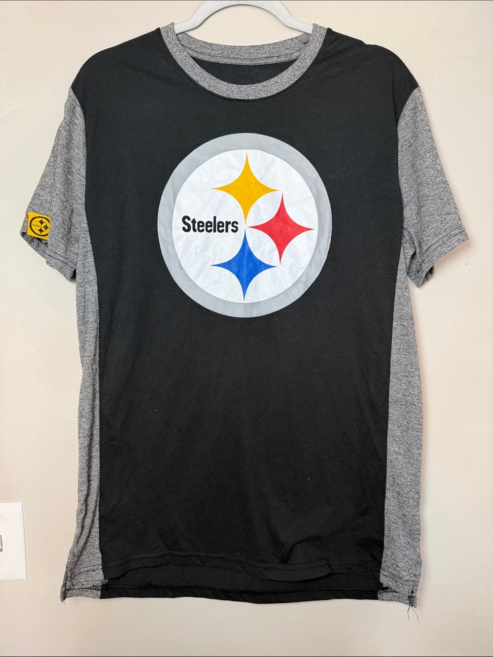 NFL Pittsburgh Steelers Short-Sleeve Logo Tee in Black and Gray. Size Medium